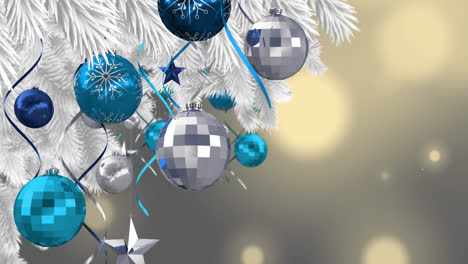animación de bolas colgando en el árbol de navidad en fondo beige con luces