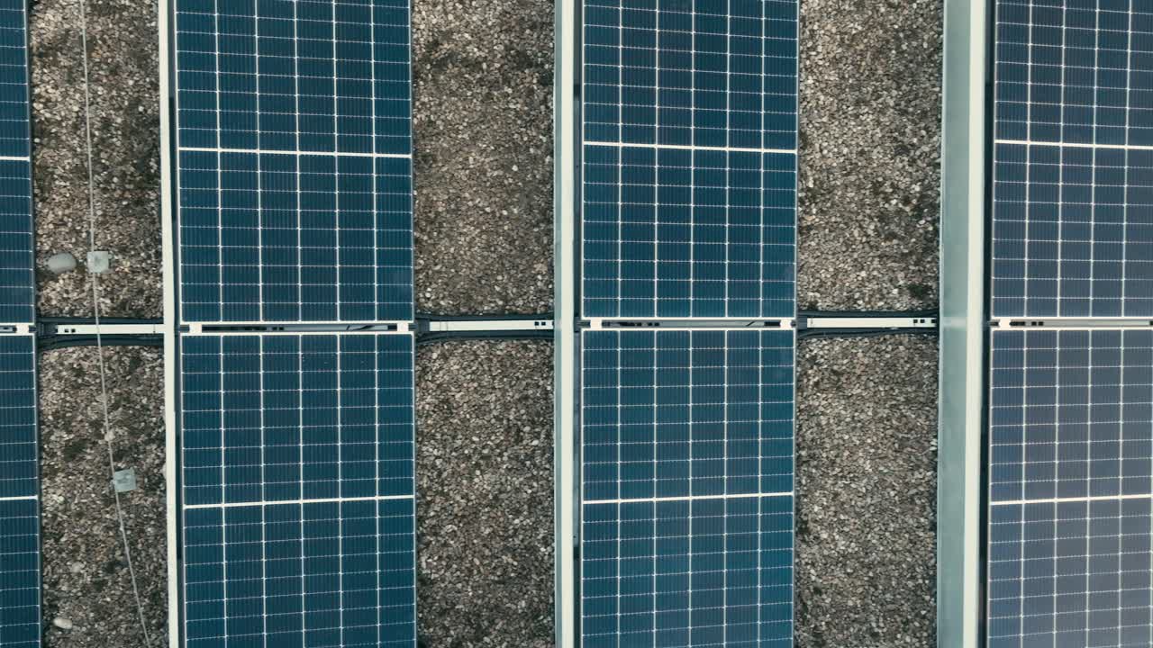 태양광 패널이 있는 집 지붕 위의 공중 사진 - 위에서 아래로 드론 클립 - 근접