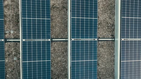 vista aérea sobre el techo de la casa con paneles solares - de arriba hacia abajo clip de drone - de cerca