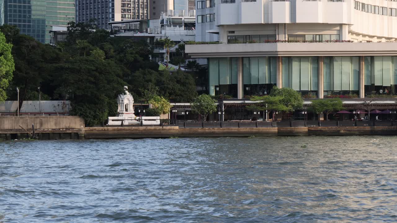 큰 강변 건물을 지나가는 보트