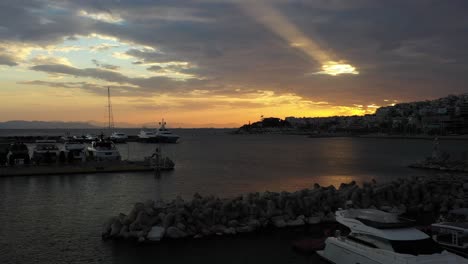 4k hermosa vista del atardecer del puerto deportivo en grecia