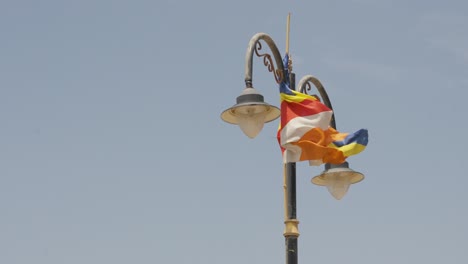 Nahaufnahme-Eines-Laternenpfahls-Mit-Flagge-In-Mumbai,-Indien