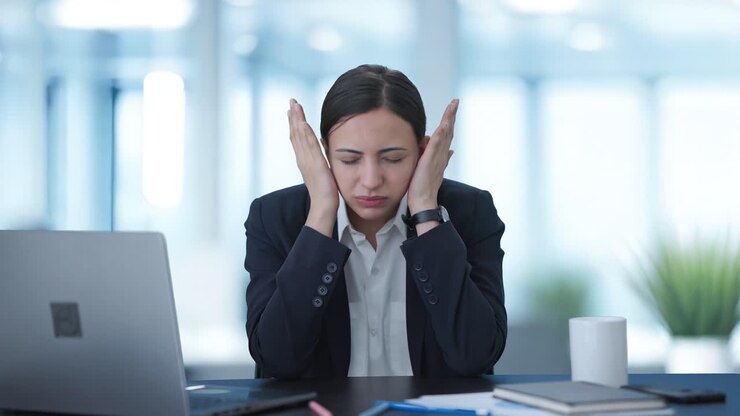mujer de negocios india estresada y tensa