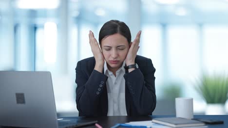 mujer de negocios india estresada y tensa