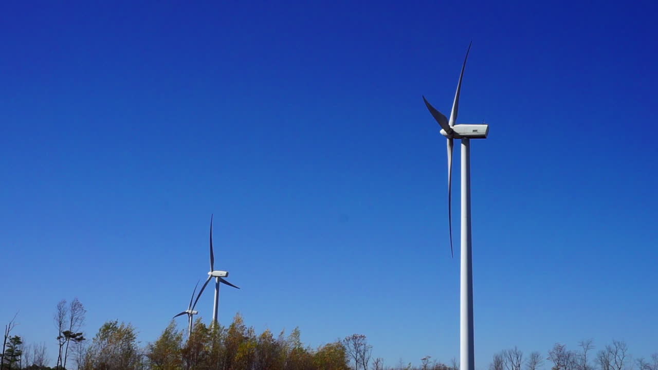 맑고 맑은 가을날 작동하는 풍력 터빈의 뒷모습