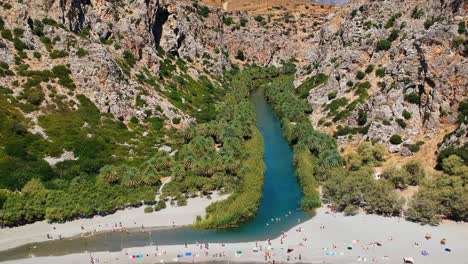 vista de avión no tripulado de la playa más famosa de creta, aislada y romántica