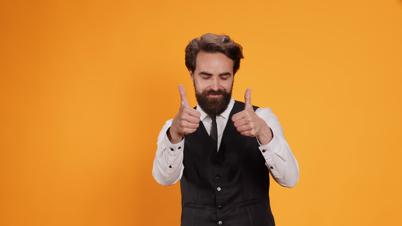 trabajador confiado hace pulgares arriba signo