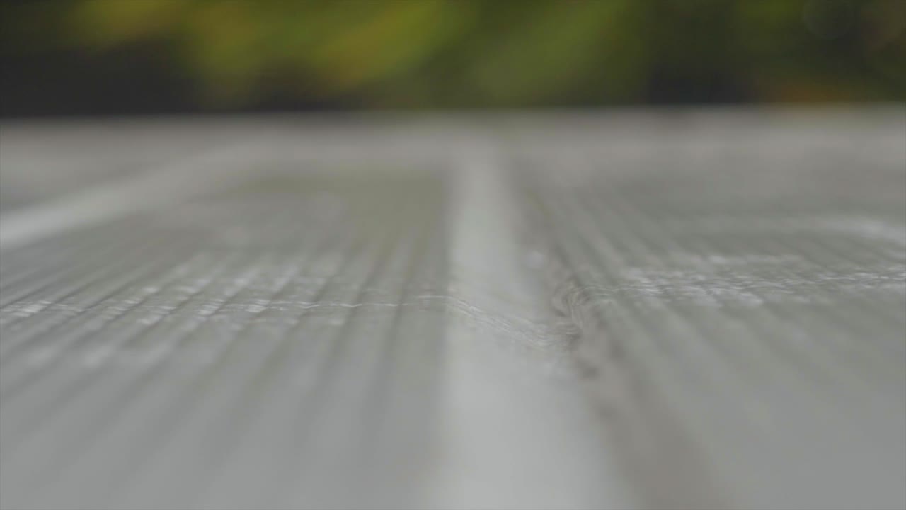 비오는 날 벽 밖의 집에서 비오는 방울