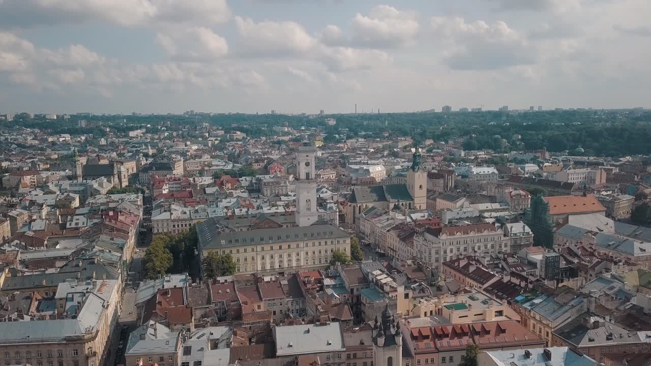 Imagens aéreas de drone da cidade europeia de Lviv, Ucrânia. Voo sobre a parte antiga e popular da cidade velha.