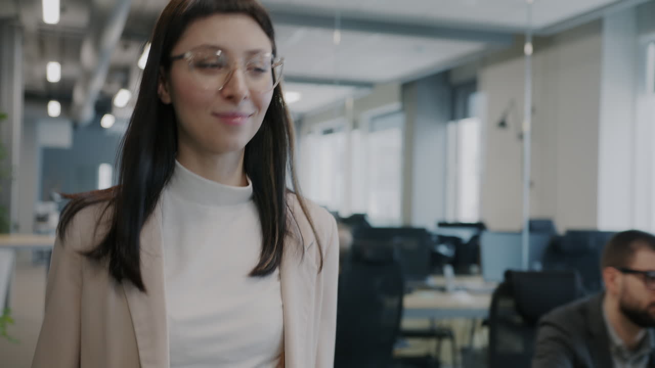 mujer de negocios en la oficina moderna