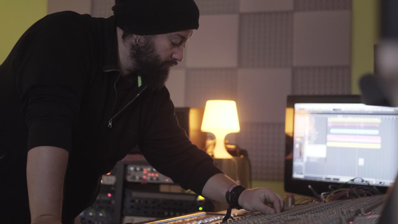 스튜디오 에서 에 ⁇ 라이저 악기 를 사용하는 사람