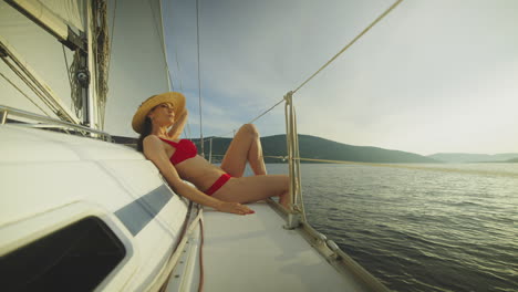 mujer relajándose en la cubierta de un yate