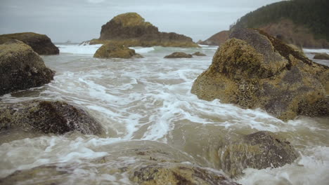 Nahaufnahme-Von-Wellen,-Die-Auf-Felsen-Krachen,-Oregon-Coas