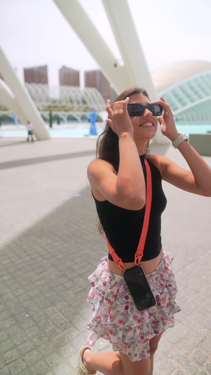 휴대 전화 를 들고 도시 를 걸어다니는 여자