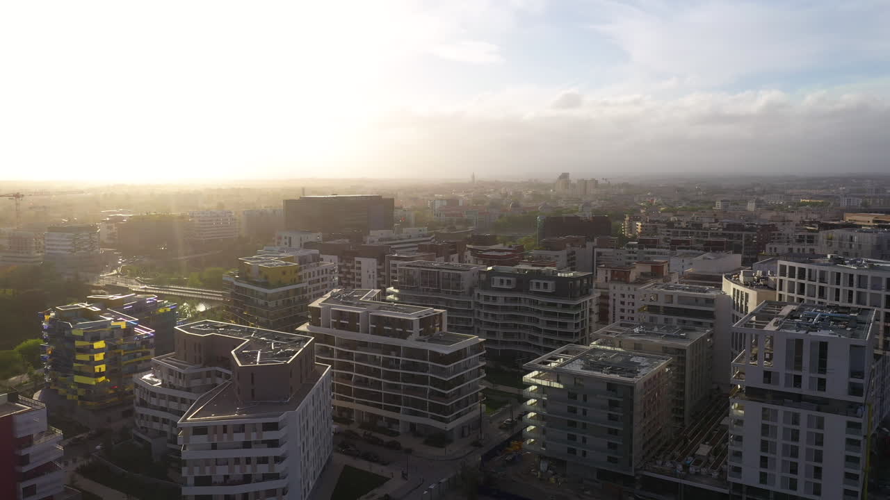 Vista aérea deslumbrante sobre o bairro Port Marianne, Montpellier, França, ao pôr do sol