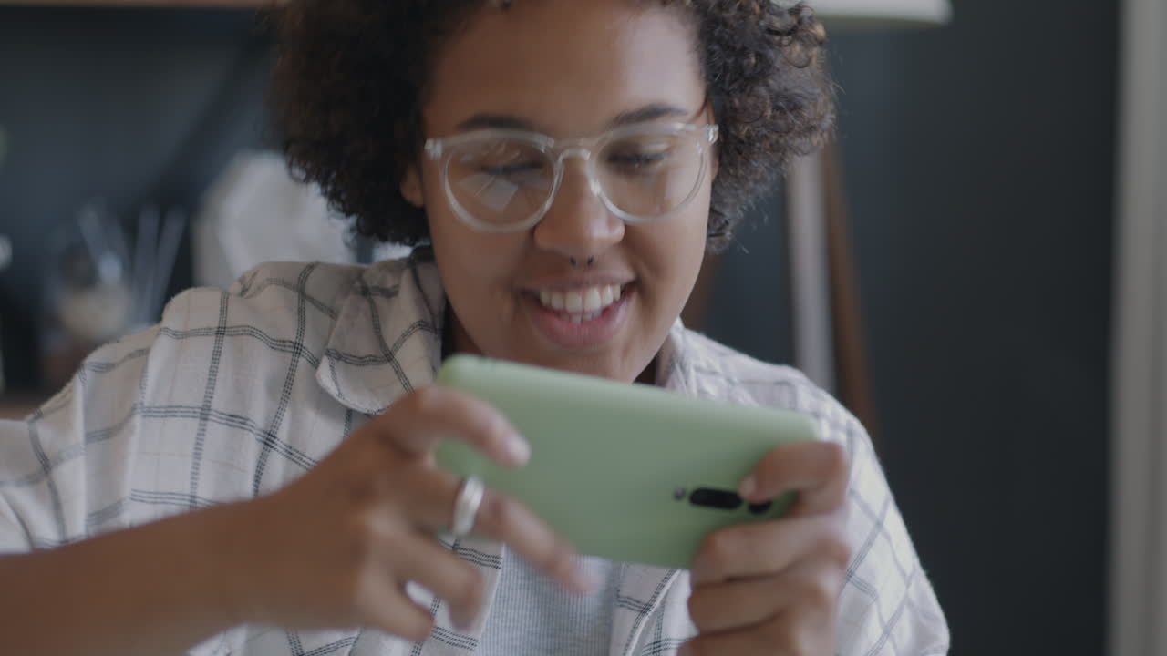 mujer jugando a un juego móvil