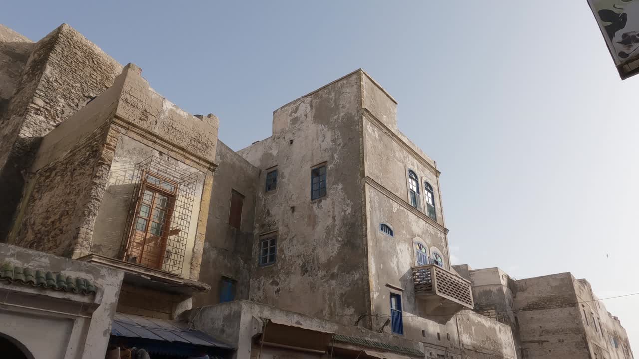 Vista di un vecchio edificio in rovina, architettura antica a Essaouira, Medina, Marocco