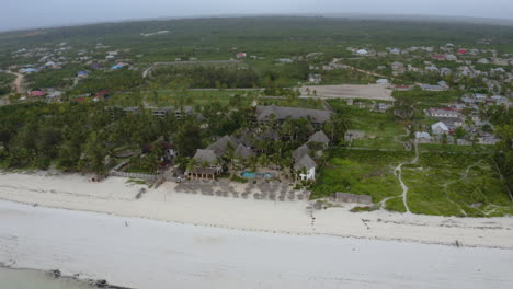 complejo de bungalows tropicales con playas de arena blanca y palmeras