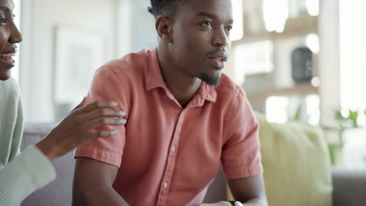 ignora, videojuego y pareja en el sofá para jugar