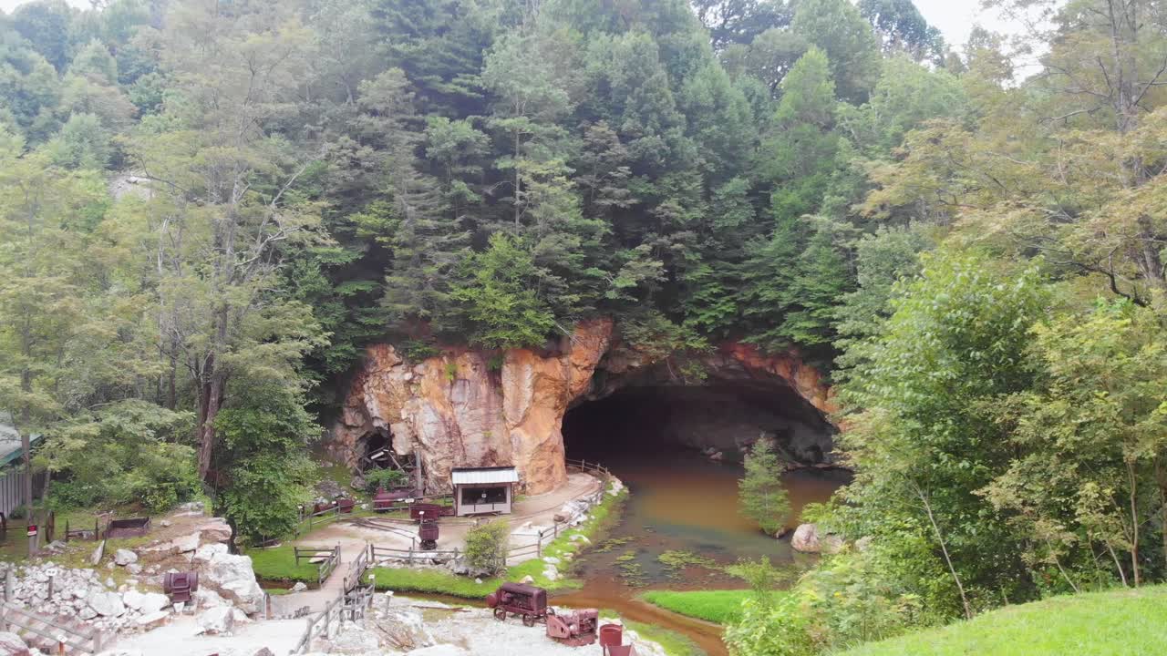 여름날 노스캐롤라이나주 리틀 스위스 근처 에메랄드 마을의 동굴과 폭포의 4k 드론 비디오-2