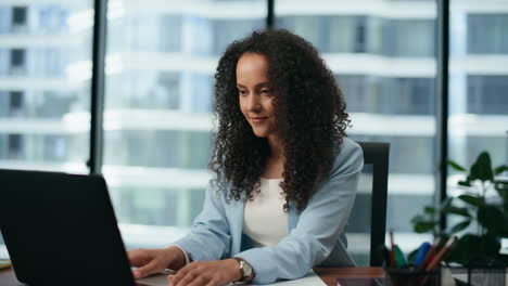 Porträt-Einer-Erfolgreichen-Fachfrau,-Die-Am-Laptop-Arbeitet.-Lächelndes-Mädchen-Im-Büro.