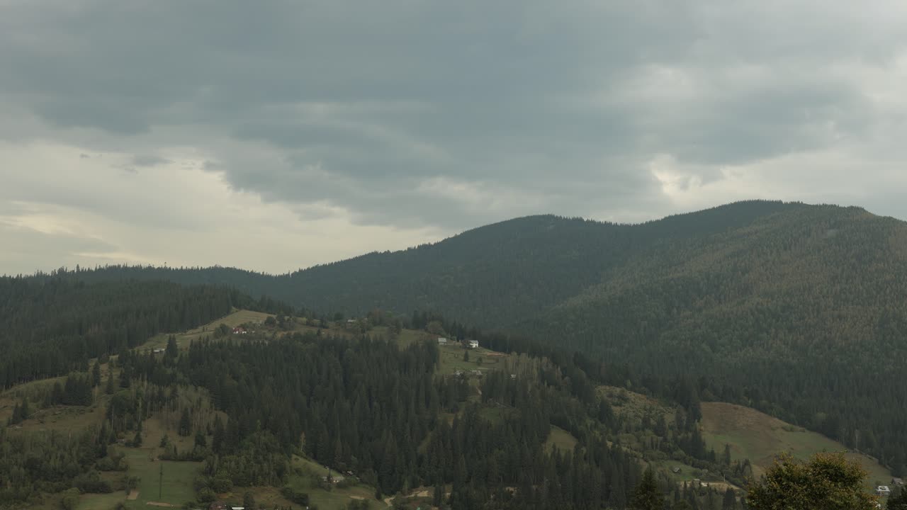 푸른 산 위의 구름이 가득한 하늘