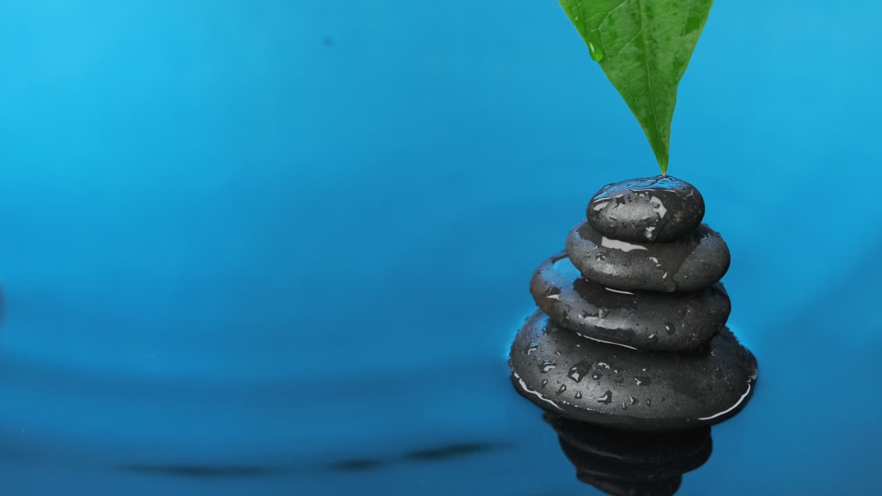 피라미드와 초록색 잎이 있는 파란 물로 떨어지는 물방울.