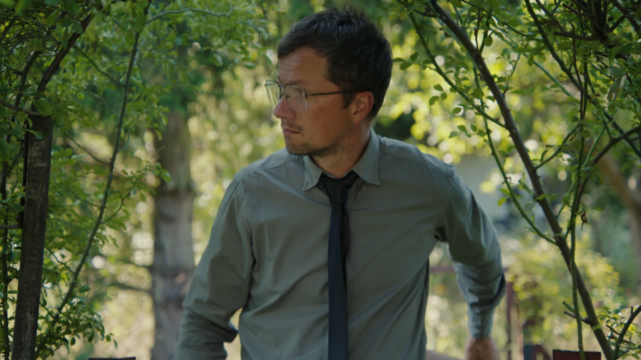 정원 에 있는 사람