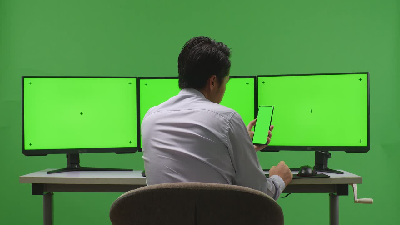 녹색 화면 모니터 를 가진 컴퓨터 에서 일 하는 사람