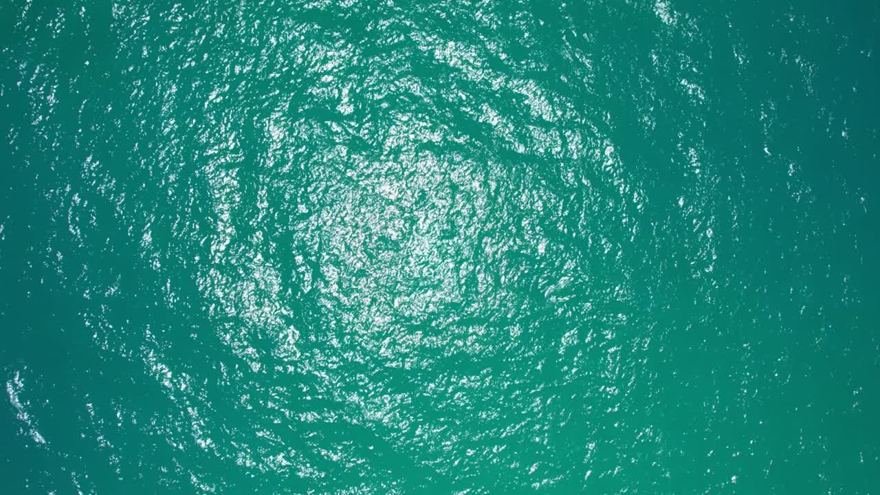 여름의 아름다운 바다: 드론에서 찍은 영상 - 놀라운 바다 파도 배경