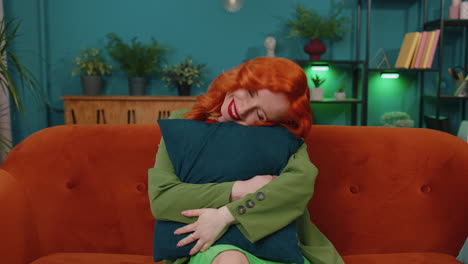 feliz tranquila mujer caucásica sonriendo mirando hacia otro lado soñando descansando, buenas noticias, sentirse satisfecha en casa