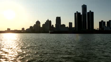 barco pasando por el centro de la ciudad de detroit