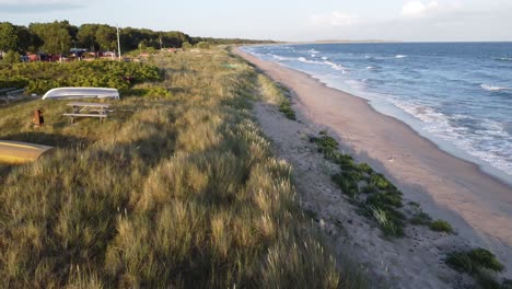 Die-Kamera-Fährt-Bei-Sonnenuntergang-über-Den-Strand