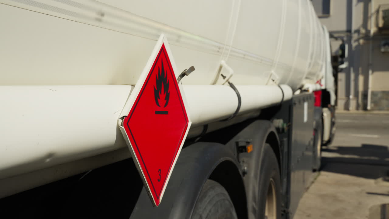 ガソリンスタンドに停車中のタンクローリーの側面にある引火性マーク