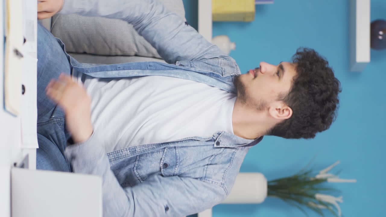 활기차고 활기찬 남자의 수직 비디오.