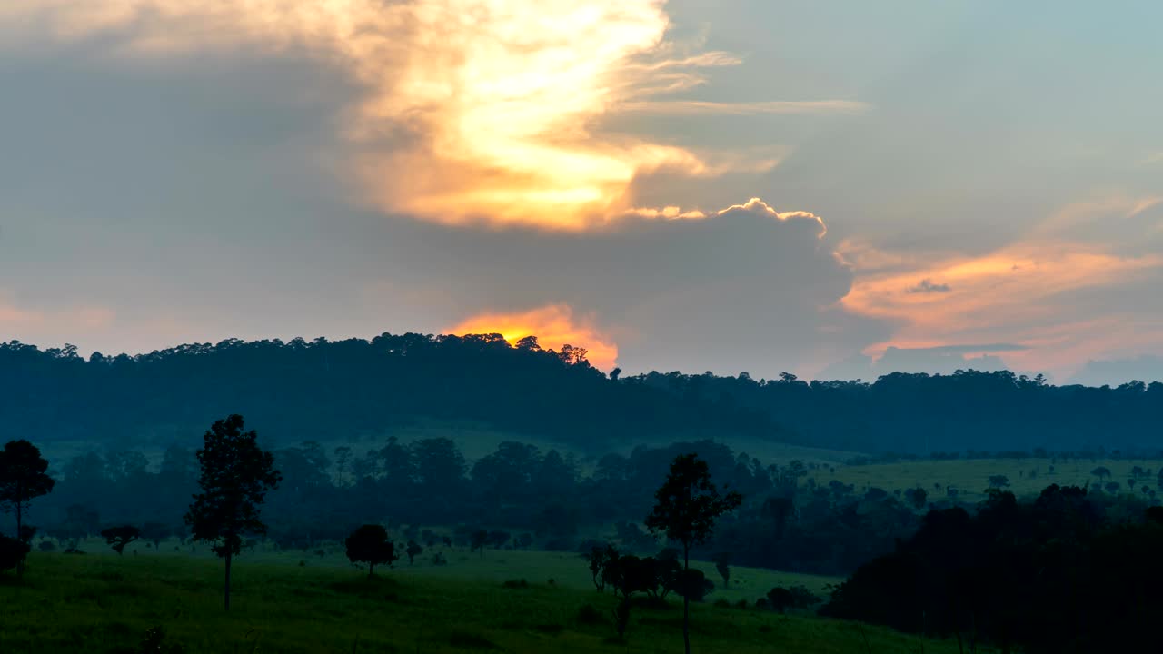 timelapse colorido cielo dramático con nubes al amanecer