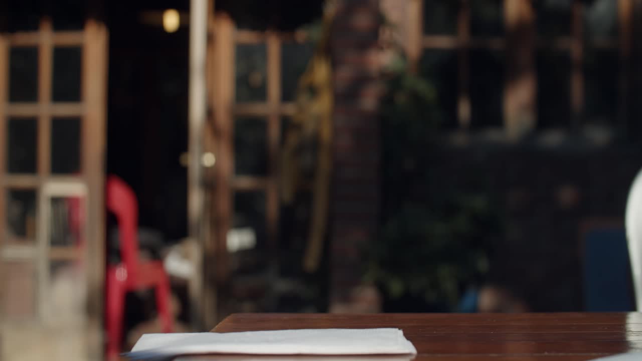 4K at 60fps (slow motion) - Man in his yard drinking wine on a sunny day - Relax and warm mood