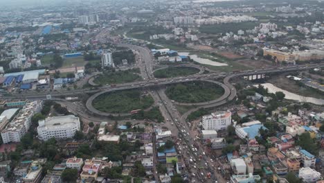 Eine-Luftaufnahme-Der-Maduravoyal-Expressway-In-Chennai,-Die-Die-Schnellstraße,-Die-Kleeblattüberführung-Und-Den-Coovum-River-In-Der-Nähe-Von-Vanagaram-Zeigt