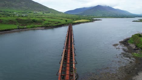 Eisenbahnschienen-Des-Valentia-Flussviadukts-Und-Wunderschöne-Irische-Landschaft-Im-Hintergrund,-Luftaufnahme