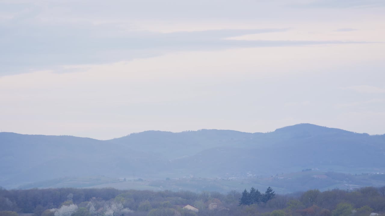 낮에는 안개가  ⁇ 인 산맥 - 넓은
