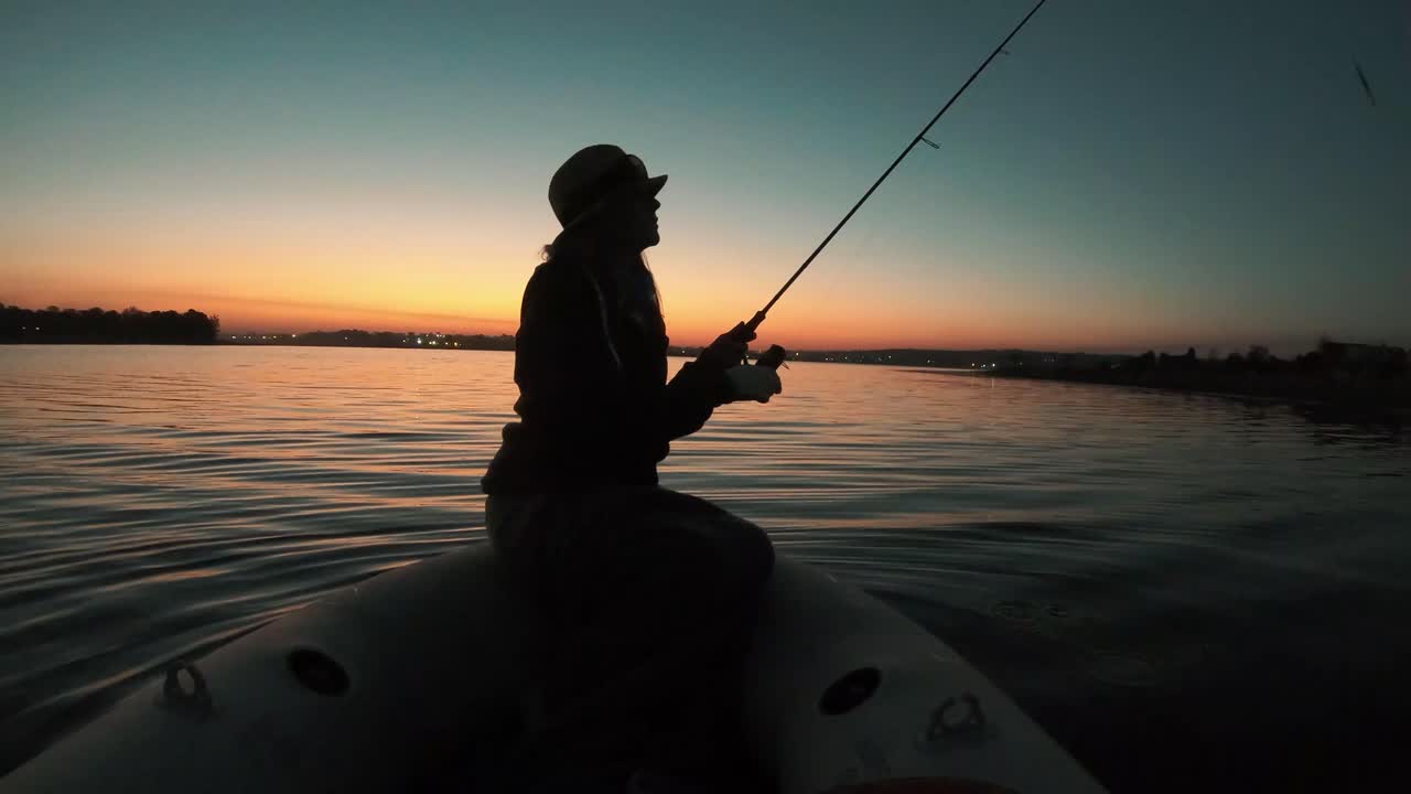 남아프리카공화국을 배경으로 아름다운 일몰을 배경으로 보트에서 낚시하는 소녀의 모습