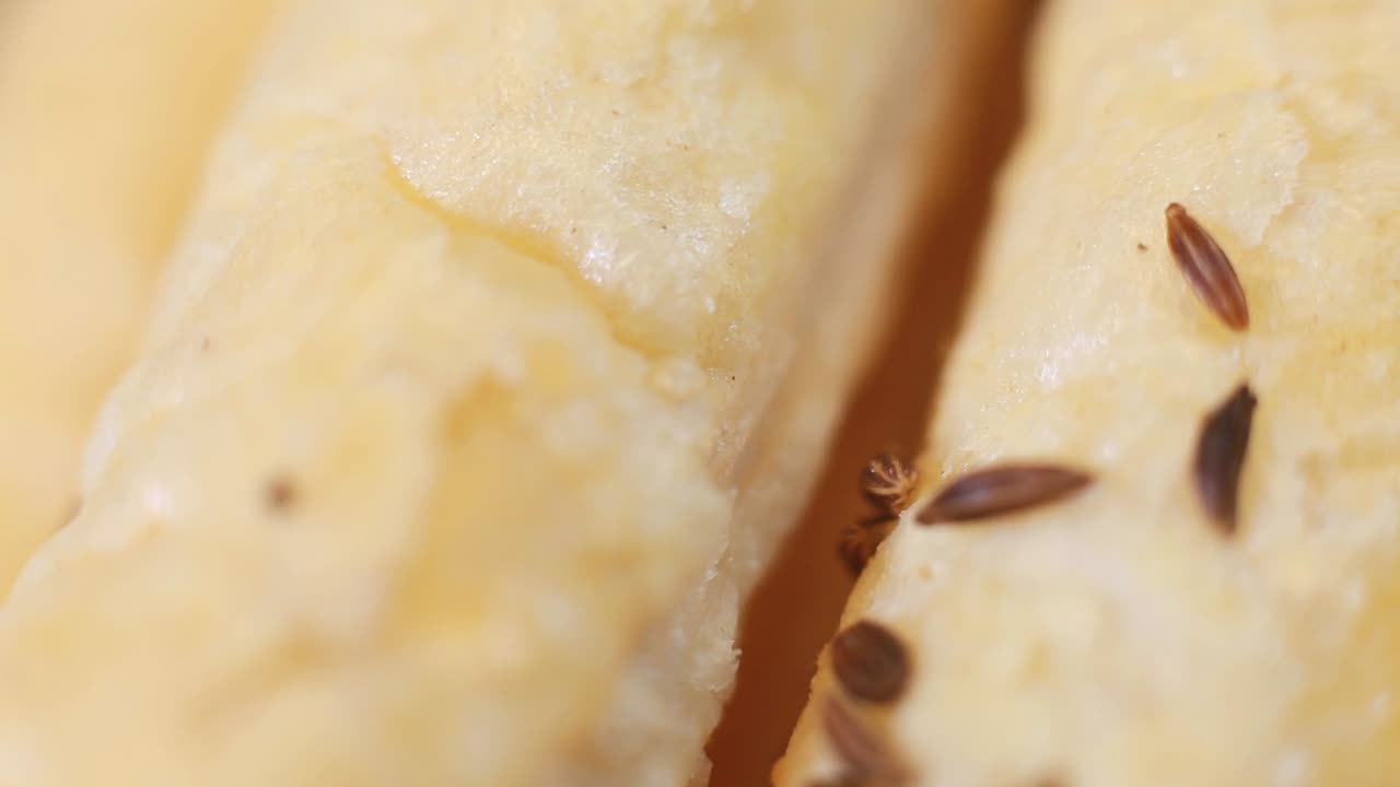 커민에 빵을 뿌린다