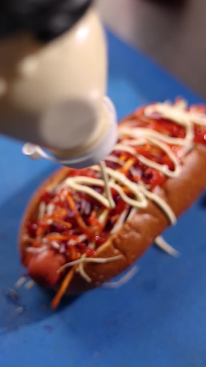 preparando un perrito caliente