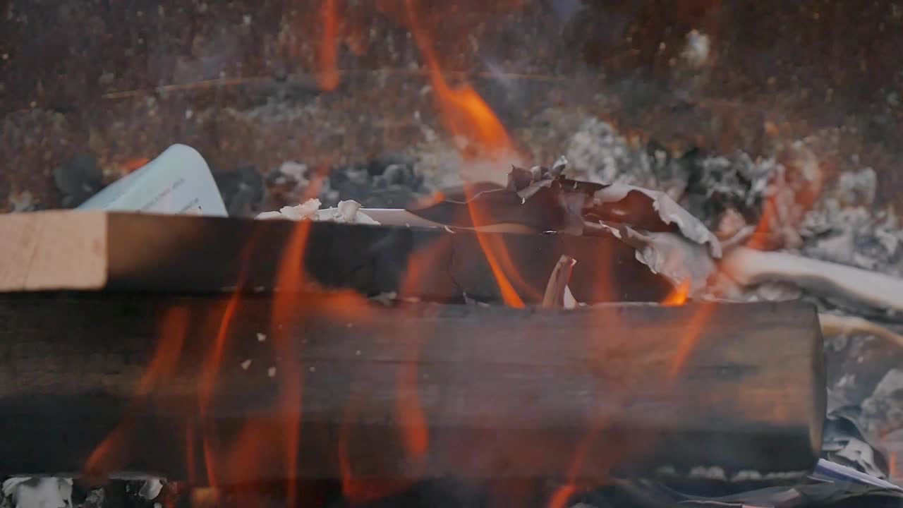Горящая в огне бумага и дерево
