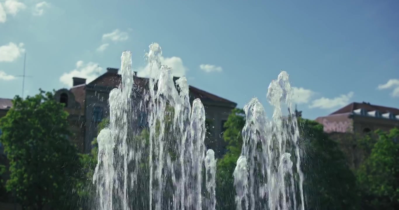 Zagreb – König-Tomislav-Platz Brunnen, Wasserstrahlen vor klarem Himmel