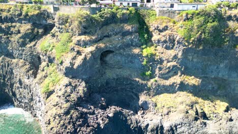 Vista-Del-Pueblo-Costero-De-Seixal-En-Madeira-En-Un-Acantilado-Con-Agua-Azul-Cristalina-En-El-Océano-Abajo