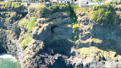 vista del pueblo costero de seixal en madeira en un acantilado con agua azul cristalina en el océano abajo