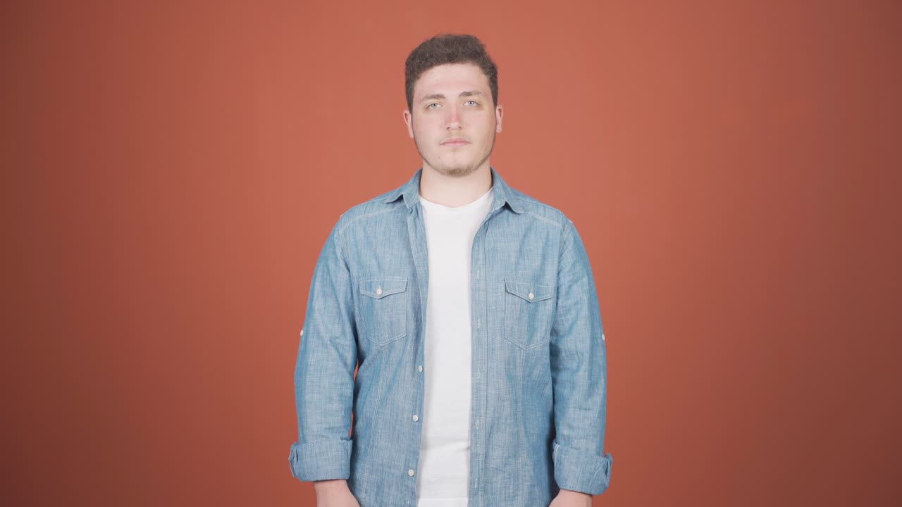 둔한 표정으로 카메라를 바라보는 남자.