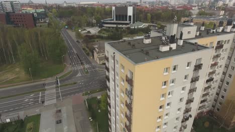 bloques residenciales renovados junto a una importante intersección en una ciudad de europa central