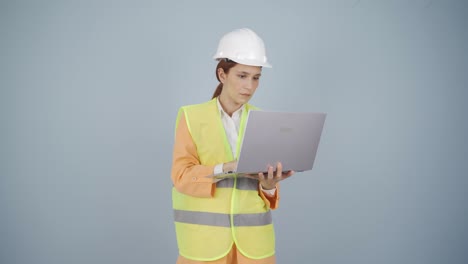 Ingenieur-Arbeitet-Am-Laptop-An-Einem-Projekt.